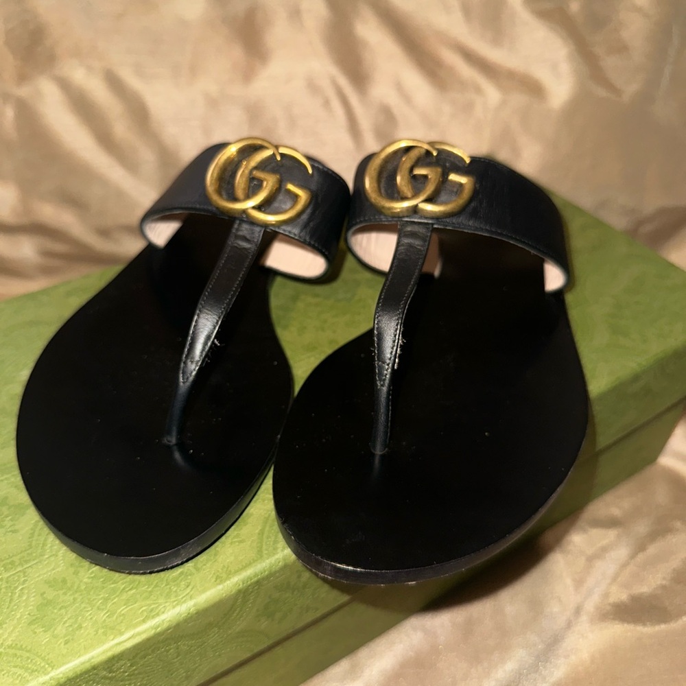 Gucci Black Leather Thong Sandals with Gold Double G
